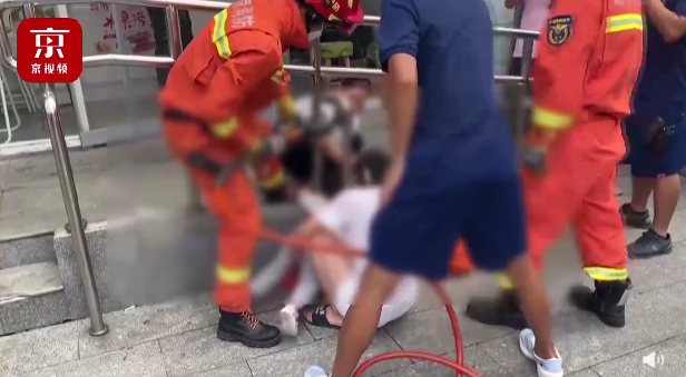 京云律師解讀：兩歲女童被卡護欄，誰該擔責？