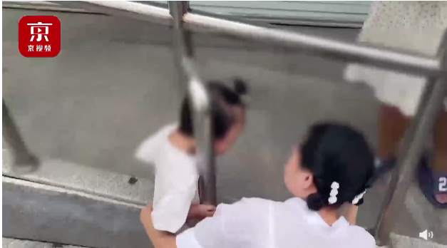 京云<a href=http://www.bycshop.cn/team/ target=_blank class=infotextkey>律師</a>解讀：兩歲女童被卡護欄，誰該擔責？